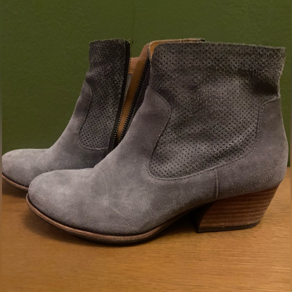Love SOFT and COMFORTABLE booties. They go with anything!